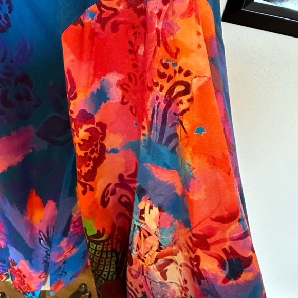 Soft Surroundings Top With Vibrant Colors. Size medium - Picture 4 of 8